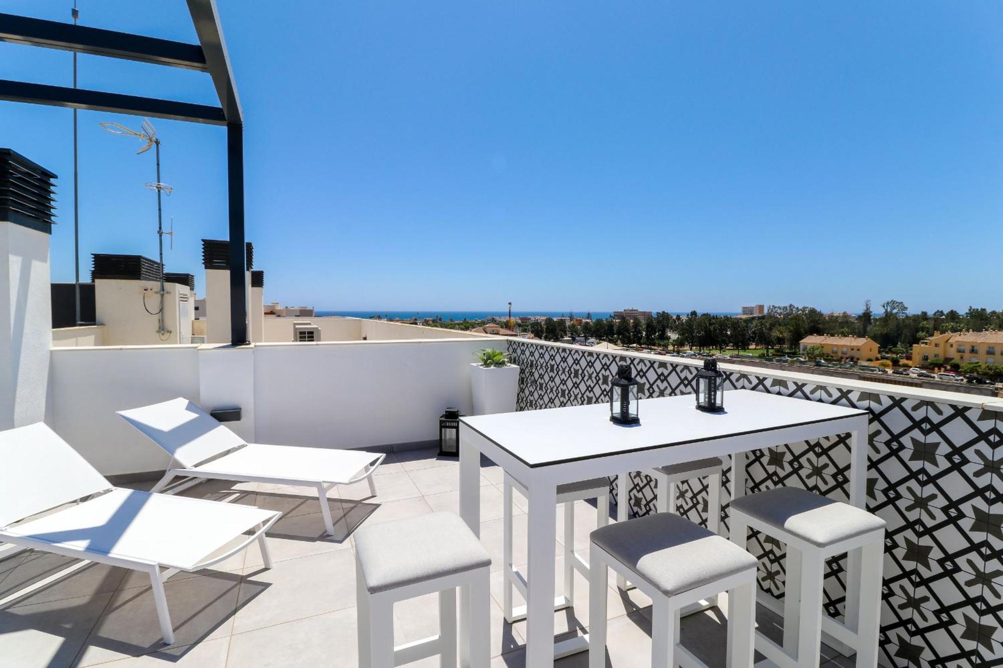 Penthouse With Large Roof Terrace & Plunge Pool